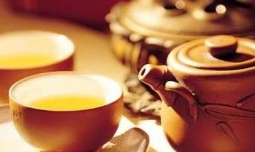 边吃饭边喝茶真的不利于健康吗?