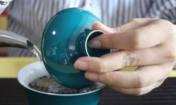 盖碗泡茶烫手？和手持姿势有关！