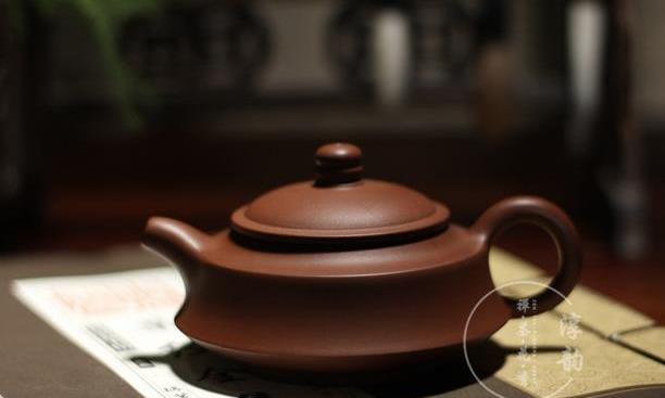 顾亚明汉玉紫砂壶:浑然天成趣不俗,简洁流畅描波纹