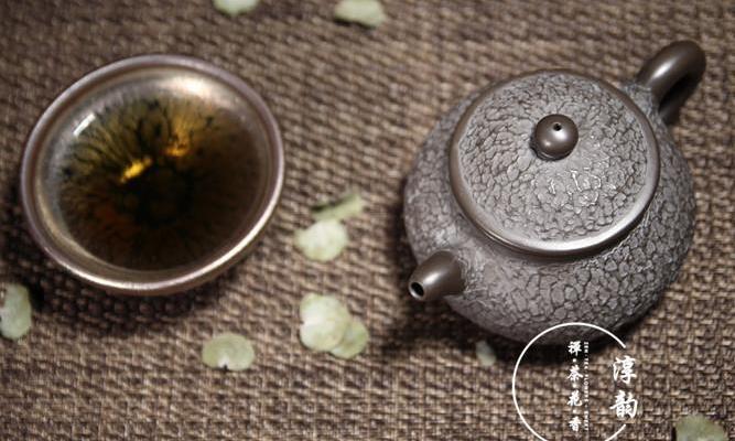 潘壶紫砂壶:浮屠绘刻精啄出端庄