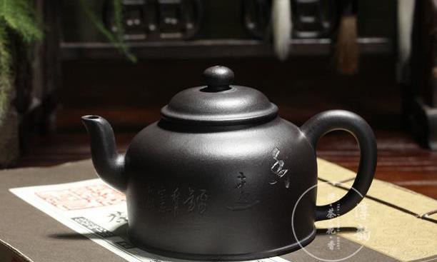 陈军思源紫砂壶：古拙气韵饮思源，扁圆饱满憨醇厚