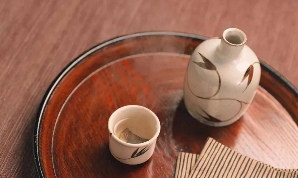 人生下半场,少端酒杯多喝茶