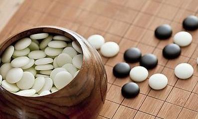山壑松间对坐仙，闲敲棋子品茶香。