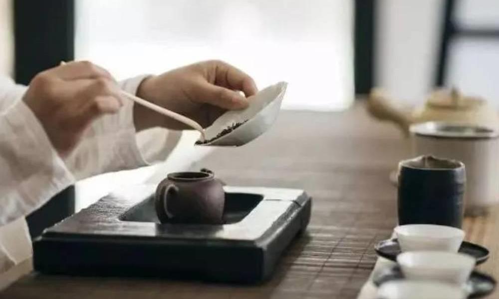 一直喝茶的女人,独有气质,是深到骨子里的美