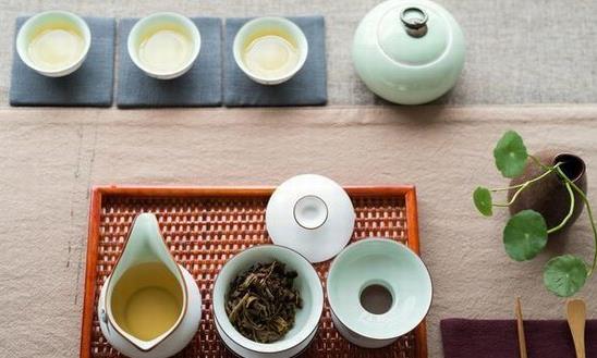 泡茶在茶道中,则简而不俗