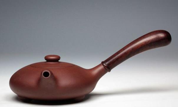 自古宜兴出名器，最美不过紫砂壶。