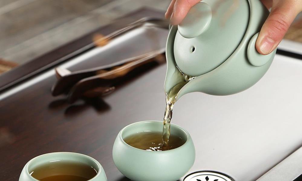 酒壶茶具船上头，江山处处普洱香。