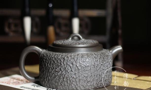 尹优群井栏紫砂壶：原矿铁砂筑井栏，刚劲古雅钟似帽