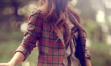 站在人群，我毫不起眼；活在世上，我不玩心眼！