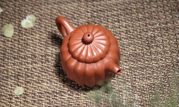 筋纹匏瓜紫砂壶:筋纹凹凸匏瓜壶,线条浑厚大红袍