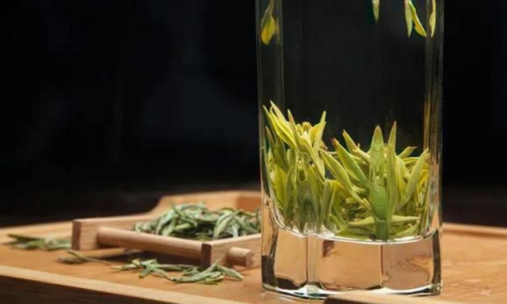 玻璃杯泡茶，为什么有的茶叶很快沉底，有些茶叶却不行？