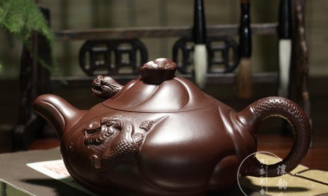 鱼化龙紫砂壶:鱼龙吐珠灵韵生,精工巧妙料考究