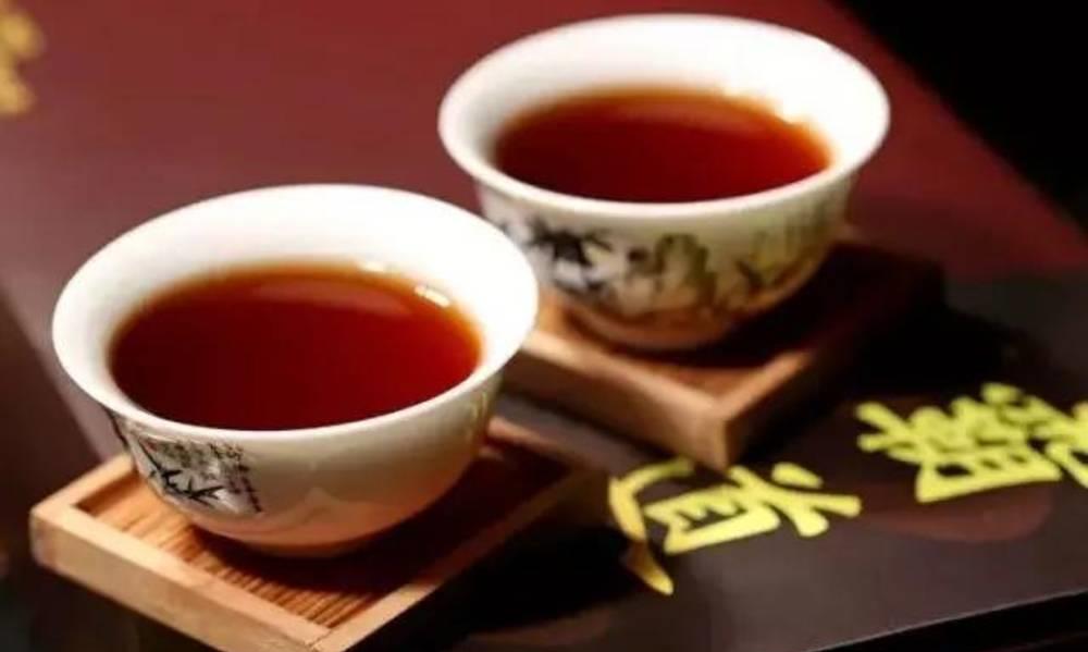 为什么有些茶汤上面会漂着一层油状的物质?