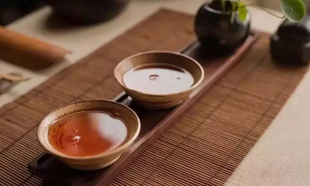 人生犹如一片茶叶,经历浮沉才会绽放精彩