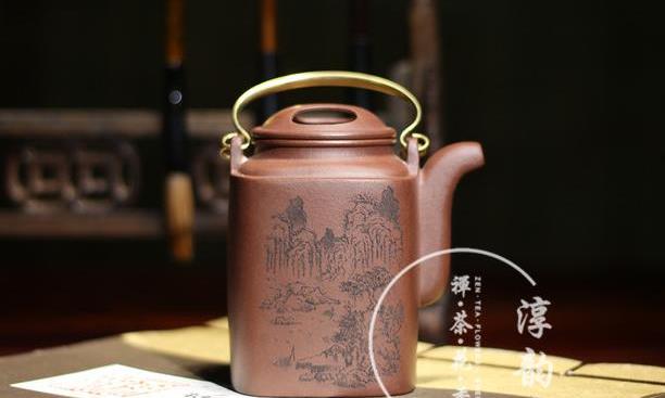 顾洪军四方洋桶紫砂壶：方正洋桶绘四方，提梁一壶双软耳
