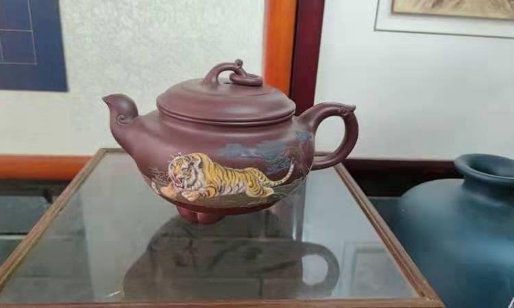 紫砂壶上“画”老虎