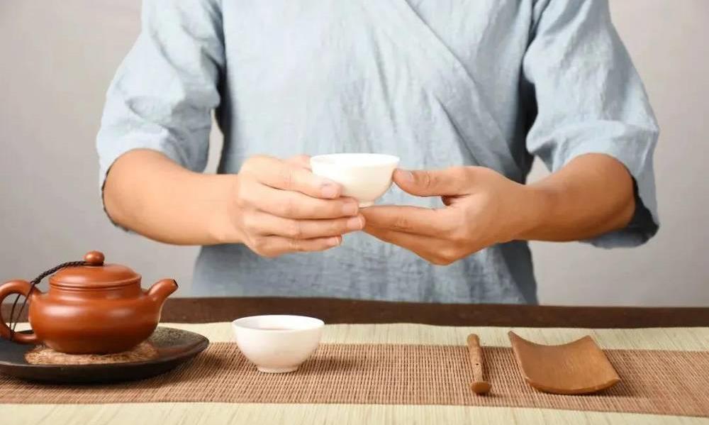 除了“叩指礼”,喝茶的礼仪你还知道多少?