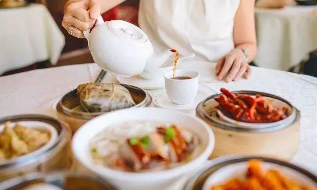 边吃饭边喝茶，到底好不好？