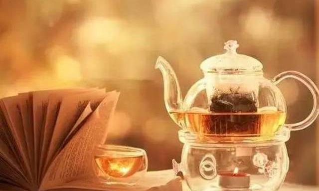 把茶杯放低一点