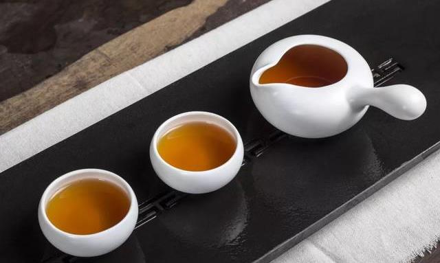 深夜一杯酒,不如午后一盏清茶