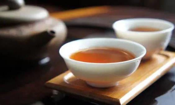 人到中年,享受一壶好茶的惬意时光