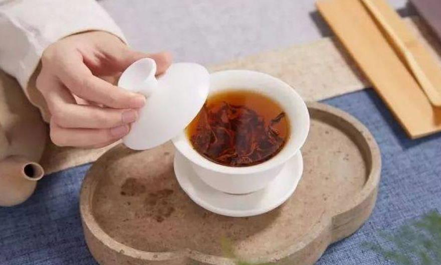 喝茶时，茶水洒在衣服上怎么办？