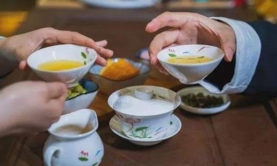 吃饭时喝茶，究竟好不好？