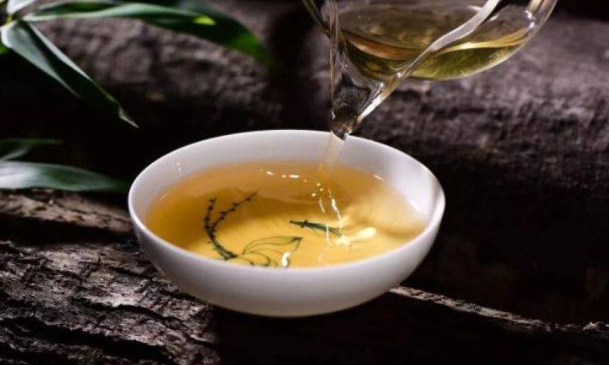 普洱茶的重力揉捻与其他茶类的轻揉捻有何差别？