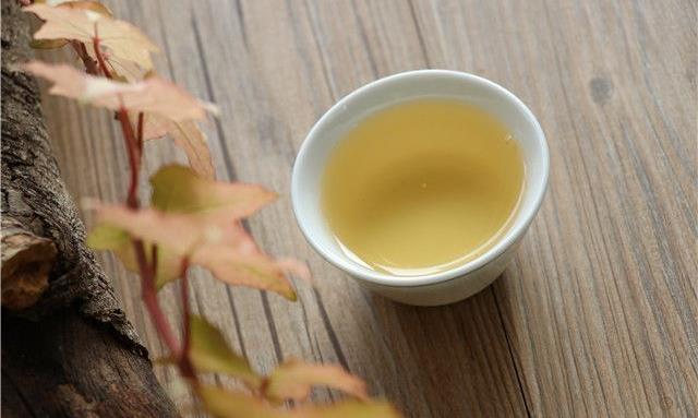 经常饮茶的人为何更显年轻？