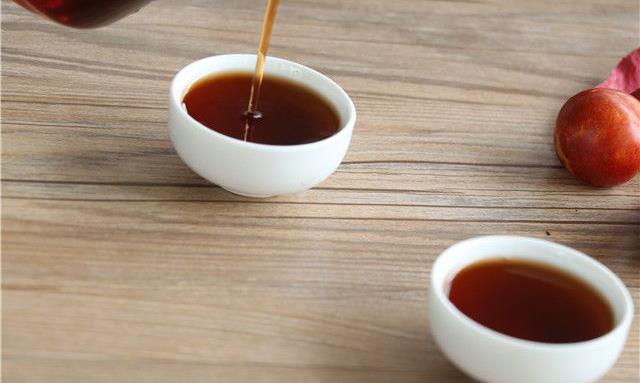 年轻人喝普洱茶是生茶好还是熟茶好？该怎么选择？