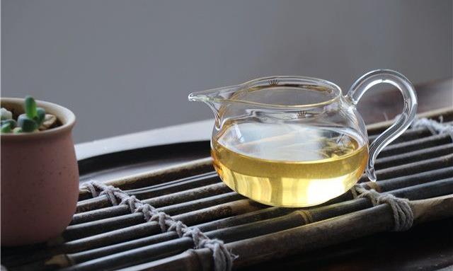 叶中的“软黄金”：茶黄素