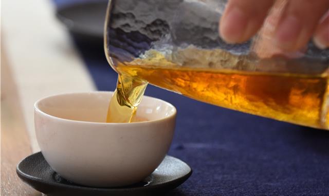 奉茶时需要注意的事项