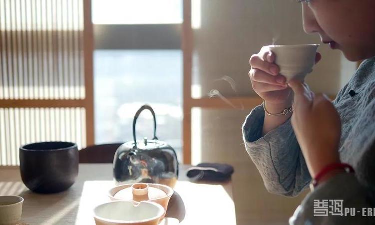 女生饮普洱，窈窕又健康