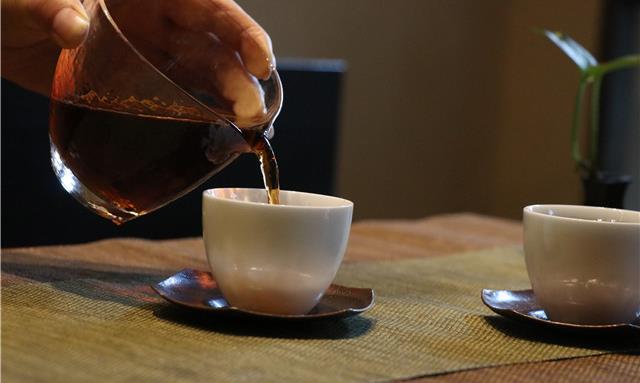 普洱茶的刮油原理是什么，对每个人都适用吗？