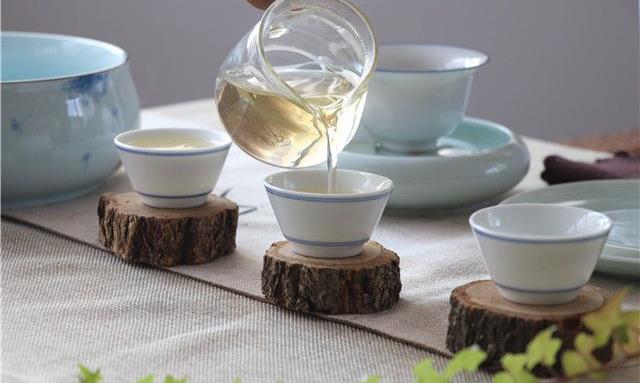 用壶泡茶的，别把壶嘴能对着人