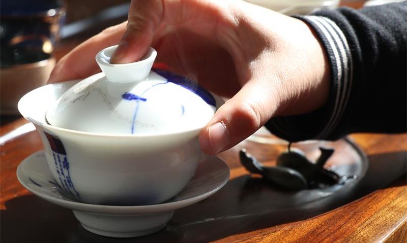 闲观叶落地，静坐一杯茶