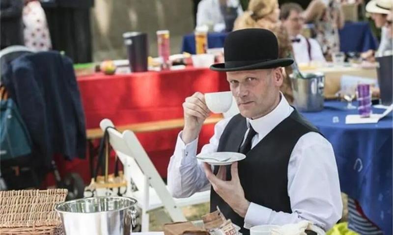 英国人“泡”在一杯茶中享受自然
