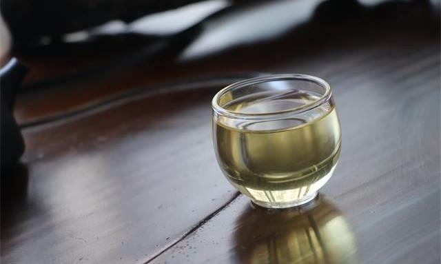 一壶茶中轻煮心事，淡品余味无尽