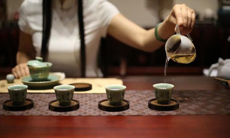 朋友相处如茶 在一杯茶中交心