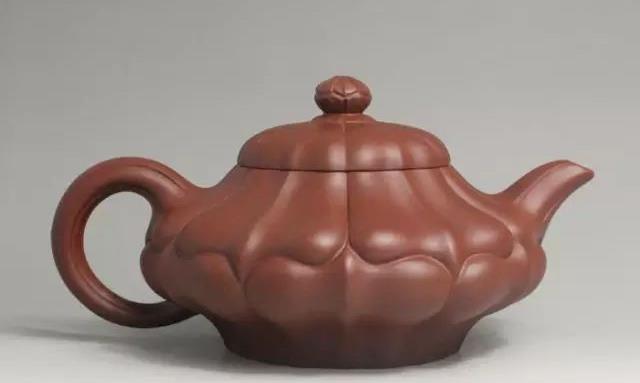 提壶倒茶,你更倾向哪种手势
