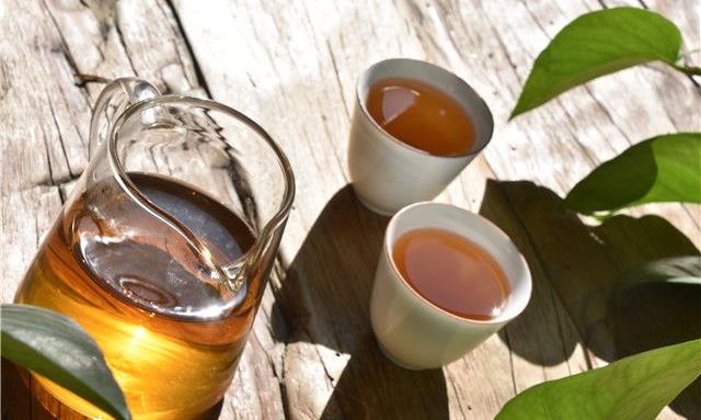 一杯茶，水中倒映着岁月清浅