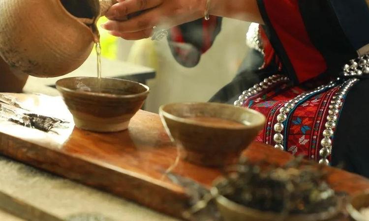火塘烤茶:春天里的第一场“醉”
