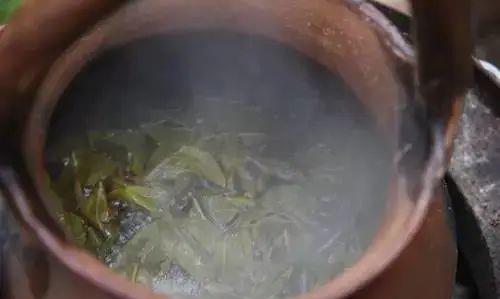 哈尼人以浓茶热情待客