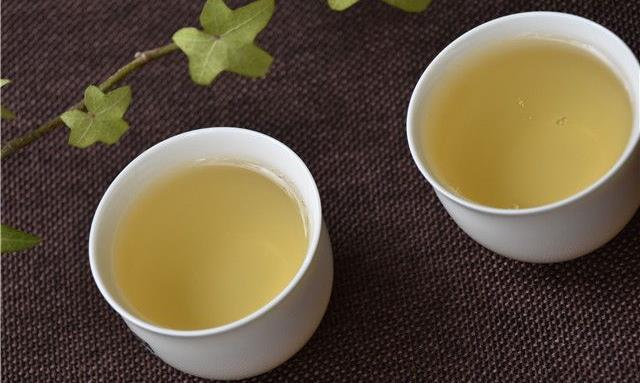 天气炎热，茶能当水喝吗