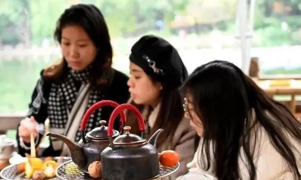 “围炉烤茶”“围炉煮茶”是“老壶装新酒”?