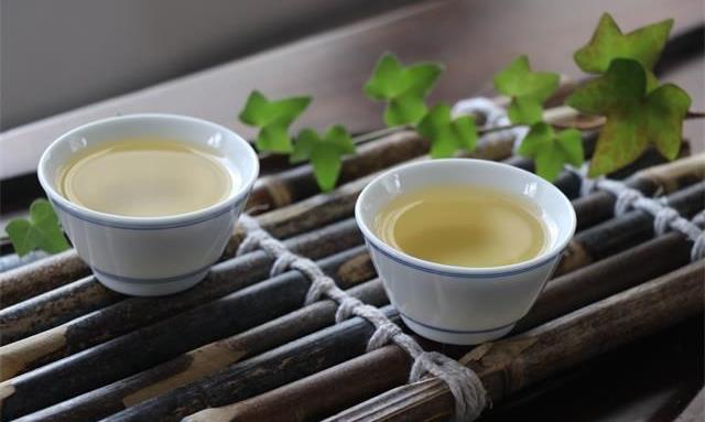 手捧一杯热茶，伴我度秋冷冬寒