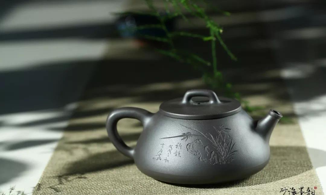 为什么你的紫砂壶是黑色的？！是真紫砂吗？