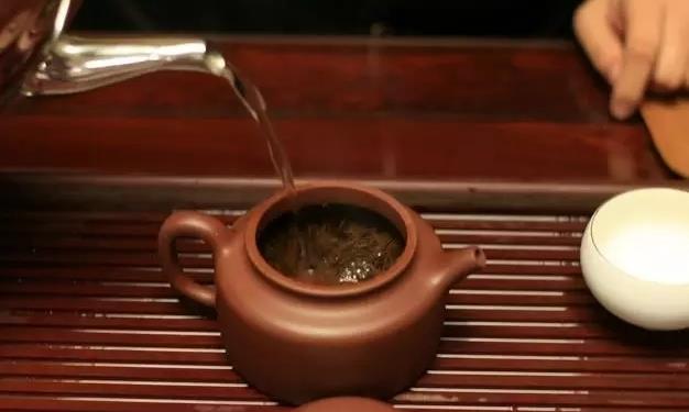 紫砂壶的包浆和茶叶的好坏有没有关系?