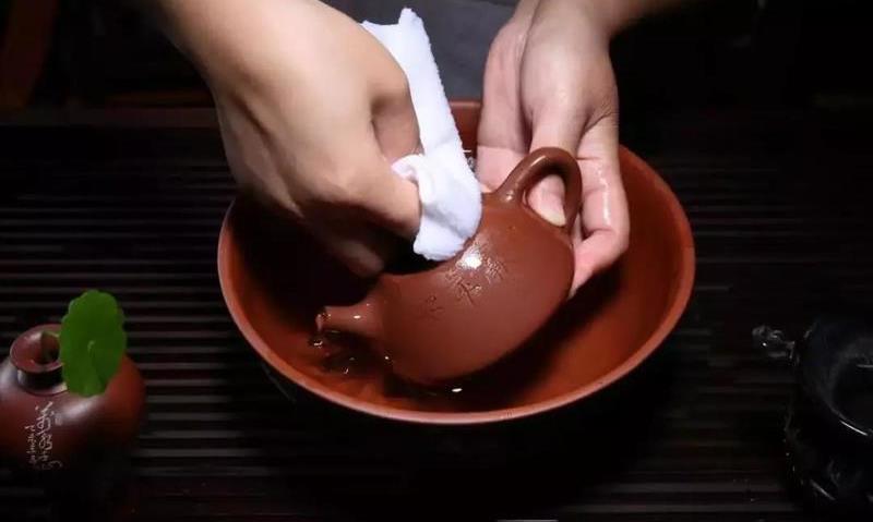 紫砂壶到底应该怎么清洗才好去除茶垢？