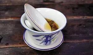 盖碗茶桌上的精灵